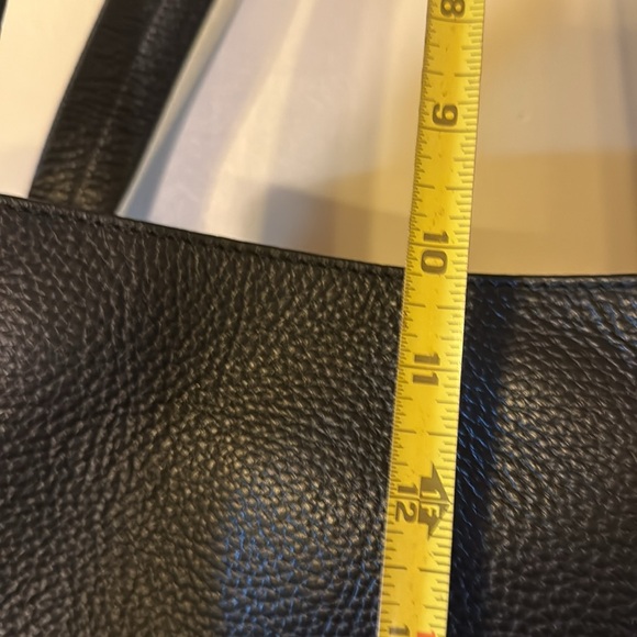 Brand New Valentino pebble finish V embossed front w/ dust cover bag - Picture 11 of 16